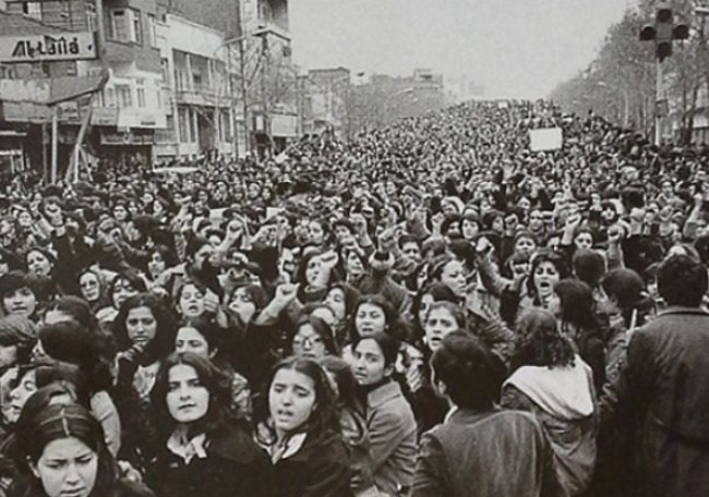 Жени протестират срещу задължителното носене на хиджаб в Иран след Иранската ревюлюция, 1979, forolocoл.foros.ws