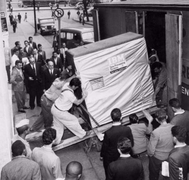 Петмегабайтов хард диск на IBM, 1956, viralfhd.com
