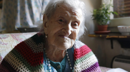 115-годишната италианка Ема Морано. Заедно със Сузана Джоунс тя е смятана за последния жив съвременник на XIX век, но надали го помни.