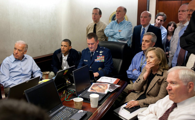 1 май 2011 г.: бившият президент на САЩ Барак Обама, вицепрезидентът Джо Байдън и държавният секретар  Хилари Клинтън следят операцията в Аботабад